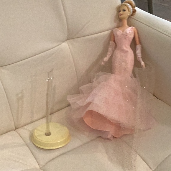 Pink Ribbon Barbie - Picture 2 of 6